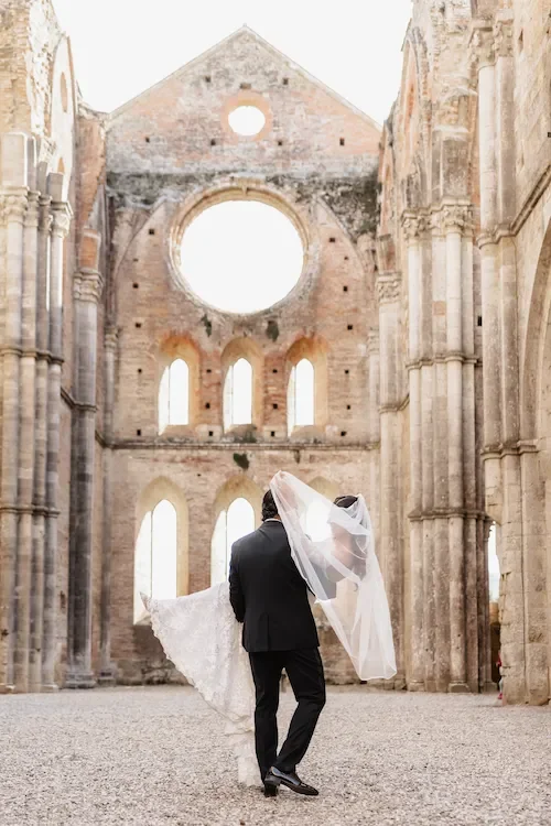 Elopement couple portrait in Tuscany, Italy