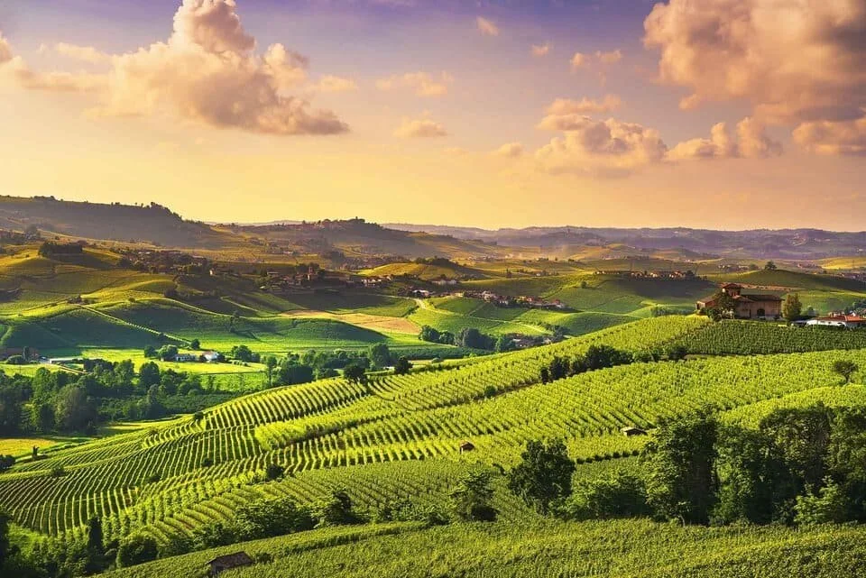 elope in lange, italy