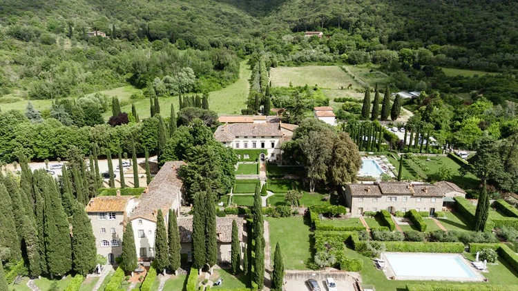Elope in Tuscany
