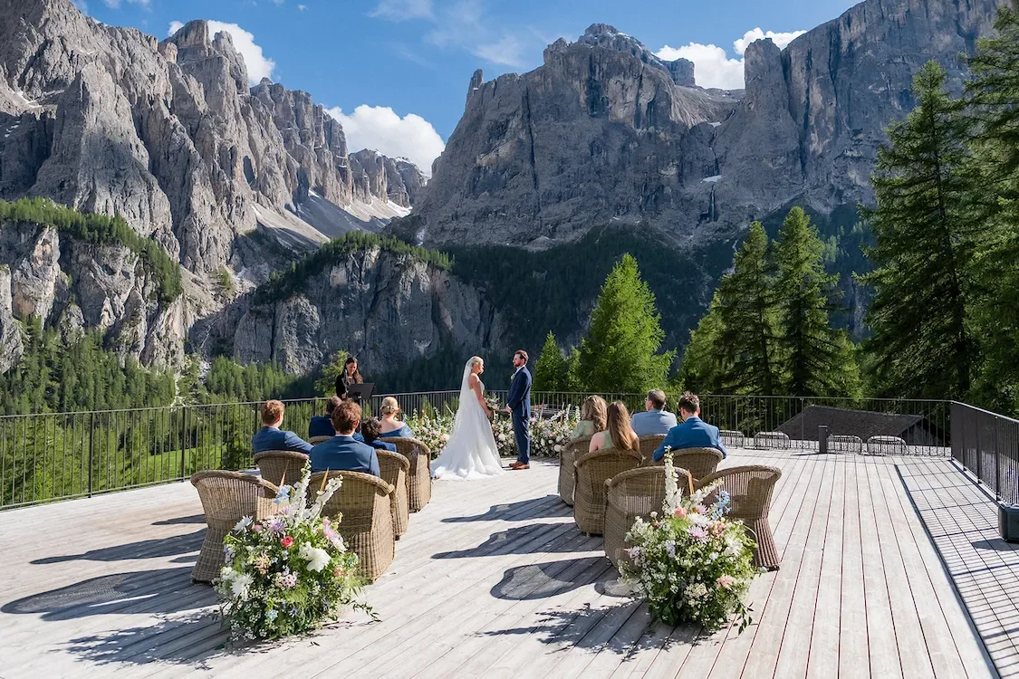 Elopement ceremony in dolomites Italy