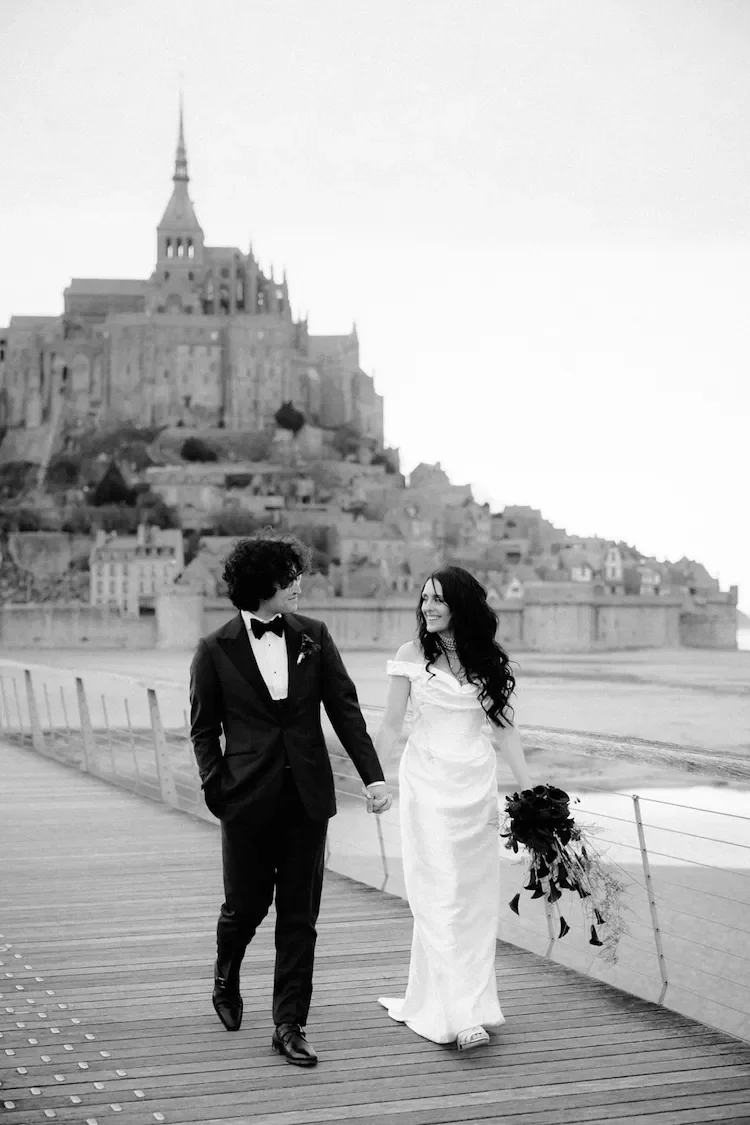 Coiple elopement portrait in Mont Sait Michel, france